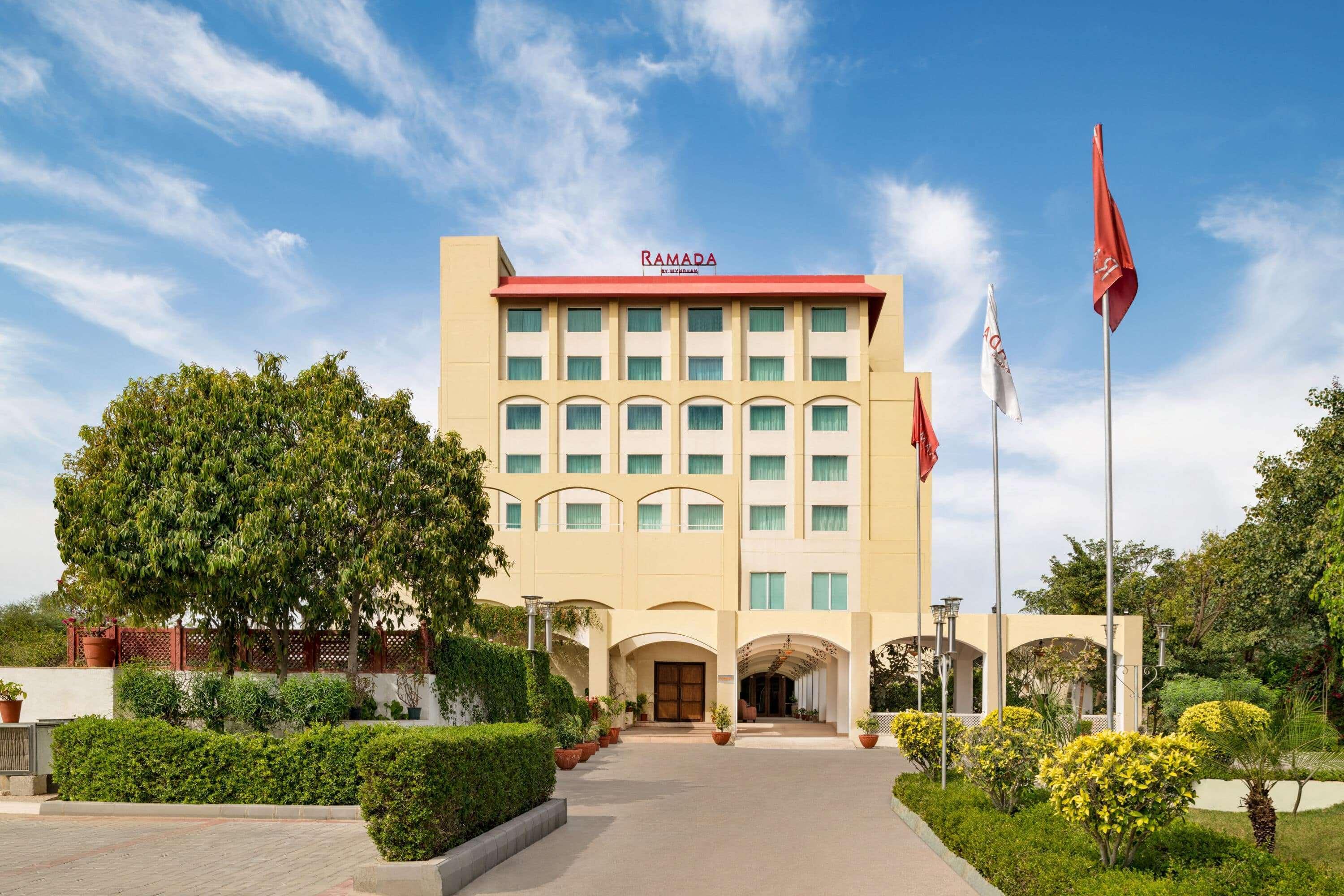 Ramada By Wyndham Jaipur Jaisinghpura Exterior foto
